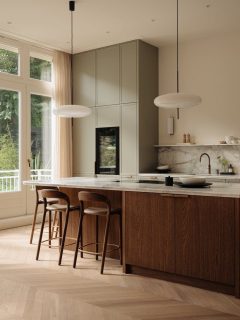 🤩 Madera de nogal oscura con paleta de verdes y mármol veteado.
¿Podría ser mi combinación preferida? Si.
Soy una enamorada del verde y los colores tierra, no lo puedo evitar, supongo que para mi es esa sensación de naturaleza en casa. Árboles, hojas, cortezas, piedras y agua.
Es el equilibrio entre calidez y sofisticación
Aquí unos #tips para tu diseño:
🪵 1. ¿Porqué esta combinación funciona?
✅ Naturaleza como eje visual
Los tres elementos tienen un origen "orgánico" (madera, piedra, tonos verdes), lo que crea una sensación de espacio conectado con el entorno.
✅ Contraste equilibrado
La riqueza visual del nogal se suaviza con verdes calmados.
El mármol aporta luminosidad y refresca la composición, evitando que el espacio quede demasiado “pesado”.
✅ Versatilidad estilística
Esta combinación encaja con estilos:
-Moderno orgánico
- Japandi
- Clásico contemporáneo
- Mid-century renovado
#diseñodeinteriores #casasmodernas #decoraciondeinteriores #interiordecor #reformasintegrales #interiorismosantcugat #interiorsimo