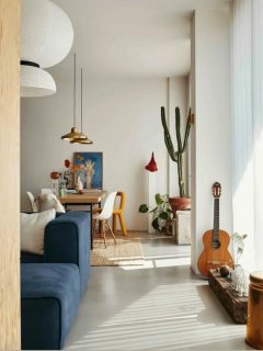 Inspiración del día.💫
Mi opinión: 💡 Me gusta el protagonismo del azúl marino del sofá, la sutileza étnica en los detalles, el suelo contínuo de microcemnto, el dorado de las lámparas y la modernidad en la decisión del mobiliario.
Creo que la mezcla equilibra el ambiente de maravilla y transmite paz, tierra y diseño.
¿Qué es lo que más te gusta de este salón?
#inspiration #interiordesign #salón #sayhellotomurs
#diseñointerioresbarcelona
#inspodeldía